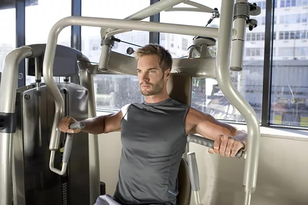Ariketa bularreko muskuluak ezinbesteko fitness ekipoak - bularrean eserita bultzatzeko entrenatzailea
